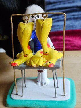 VINTAGE OAXACAN MUERTOS CHICKEN VENDOR WIRE AND CLAY SCULPURE